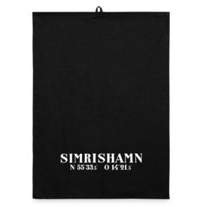 Simrishamn koordinat kökshandduken, vit text.